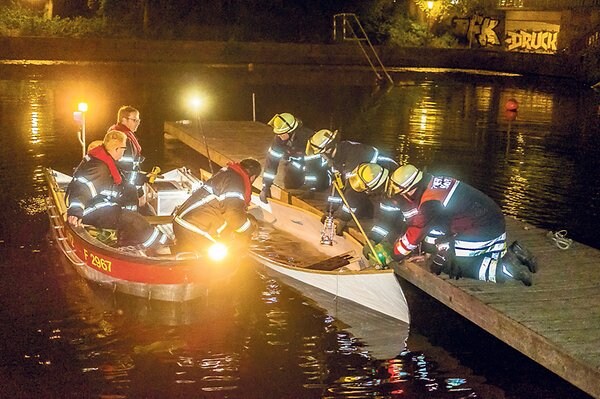 Feuerwehrleute hieven das Kanu des 42-Jährigen auf einen Steg.