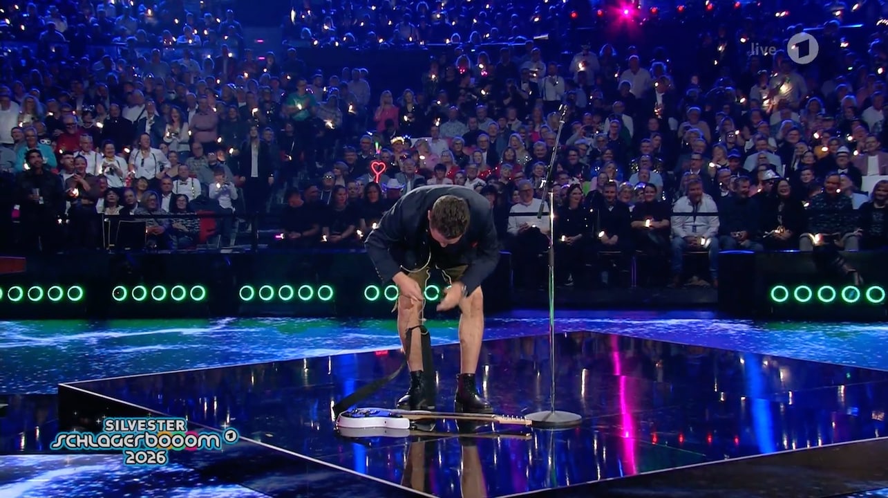 Live-Patzer: Stefan Mross kämpft beim "Silvester-Schlagerbooom" mit der Technik - BUNTE