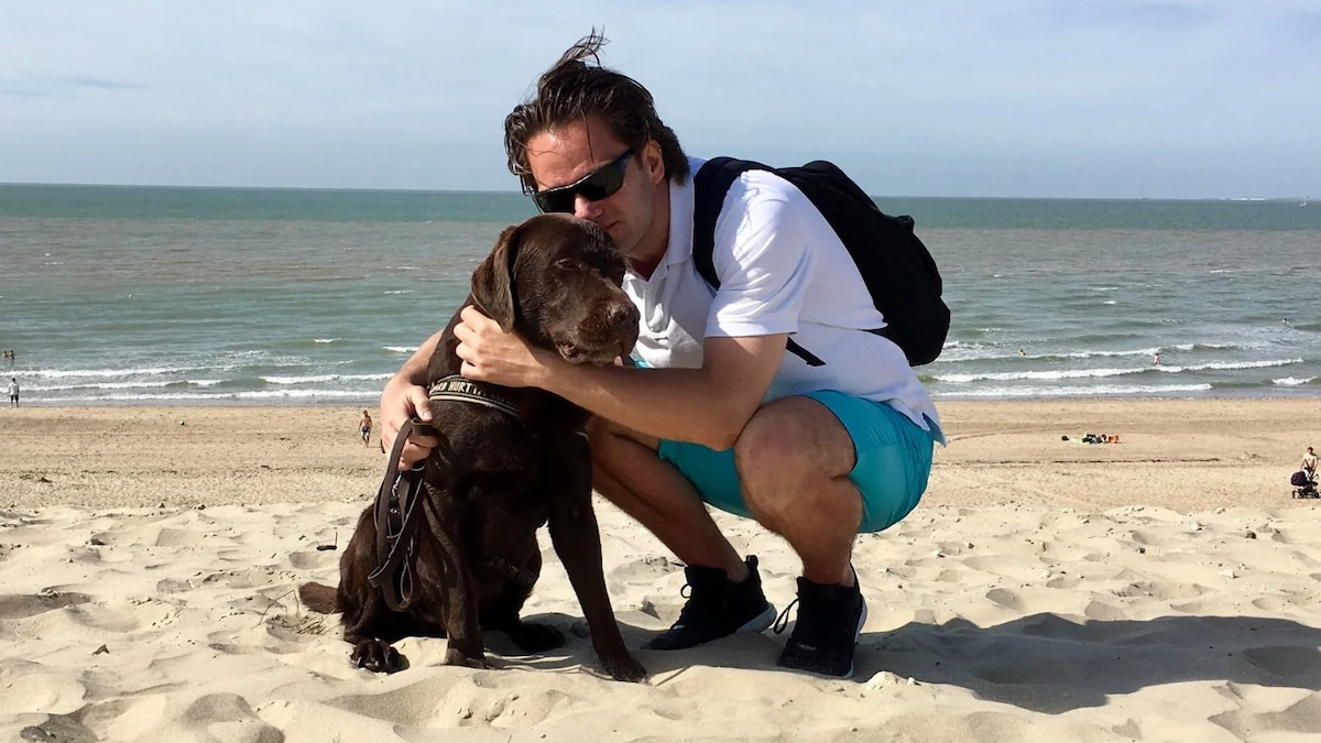 Peter Holzer am Strand mit seinem Hund