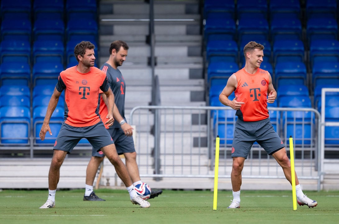 Estrelas do Bayern, Thomas Müller e Joshua Kimmich, trabalham duro no calor dos EUA