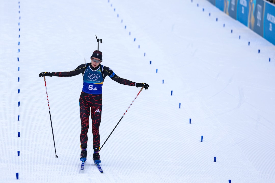 The gesture from fourth place: Vanessa Voigt, perplexed, crosses the finish line in the relay with shrugging shoulders