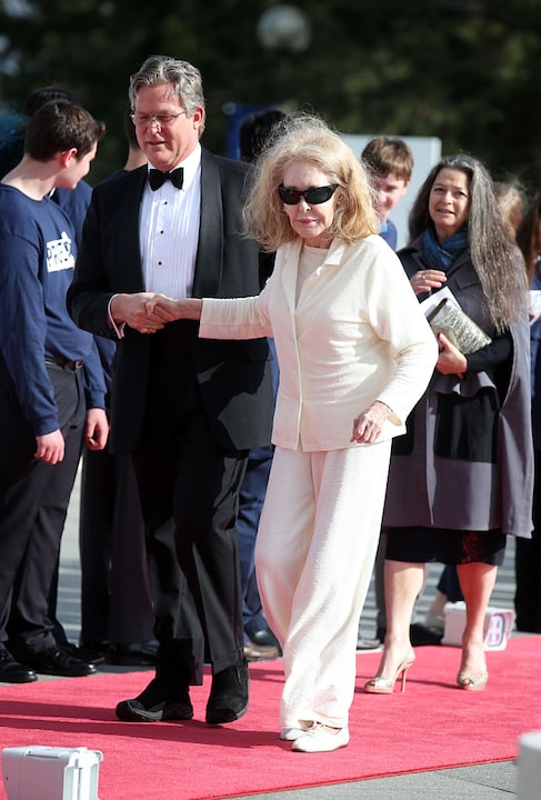 Einer ihrer letzten Auftritte: Joan Kennedy mit Sohn Ted Jr. auf dem Weg zu einer Preisverleihung in der JFK Library in Boston im Jahr 2017.