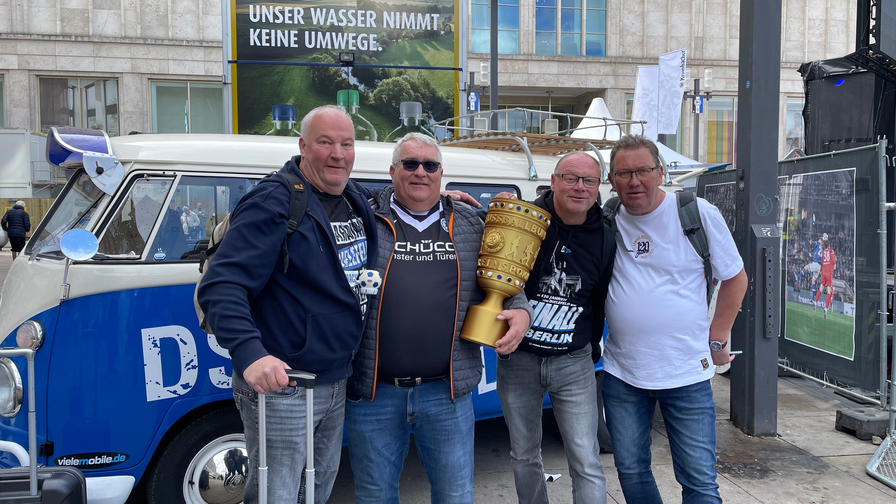 Die Arminen aus Bielefeld-Jöllenbeck mit der selbstgemachten DFB-Pokal-Trophäe: Dirk, Uwe, Jörg und Manni