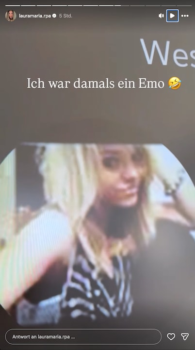 Laura Maria Rypa zeigt alte Fotos von sich.