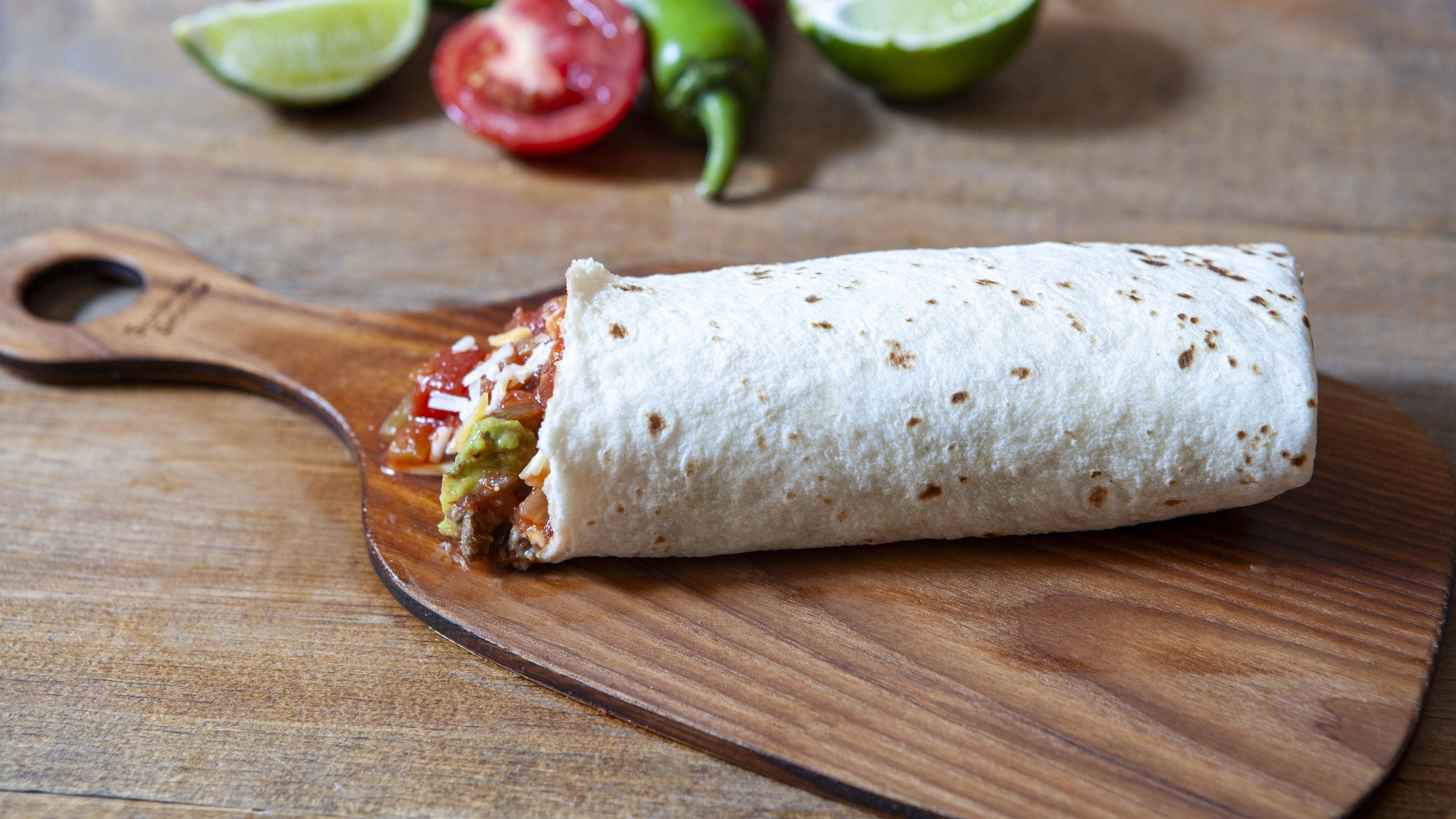 Ein Burrito ist nicht nur lecker, sondern kann auch eine Herausforderung sein, perfekt gerollt zu werden. Mit unseren Tipps und Anleitungen gelingt Ihnen das Burrito-Rollen wie ein Profi. … <a href="https://praxistipps.focus.de/burrito-rollen-wie-ein-profi-so-bleibt-die-fuellung-an-ihrem-platz_189368"> ... mehr</a>