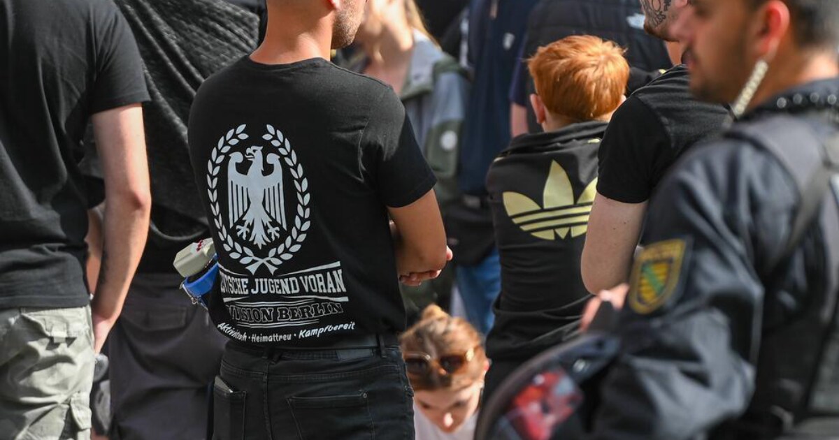 Leftists and neo-Nazis sit on the same regional express train – the ...