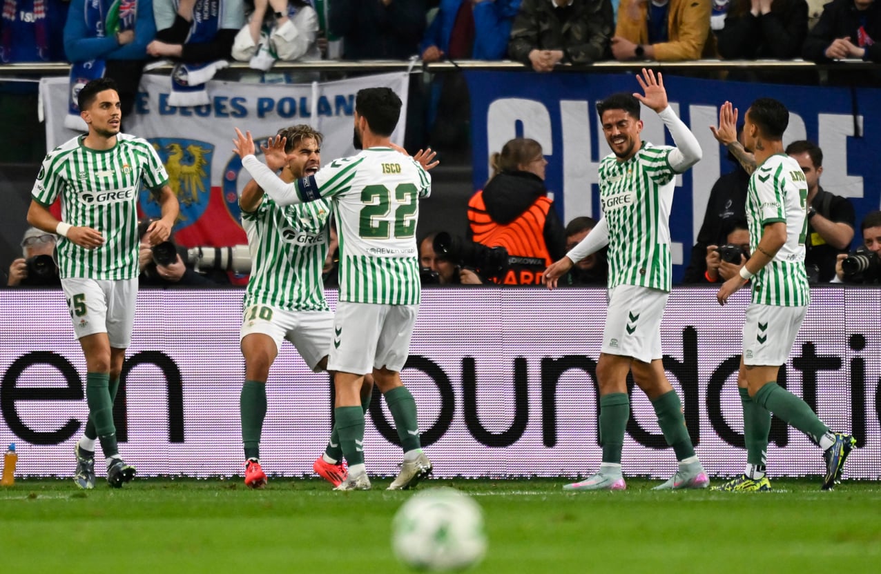 Die Betis-Stars bejubeln den Führungstreffer von Abde (2vl) gegen Chelsea.