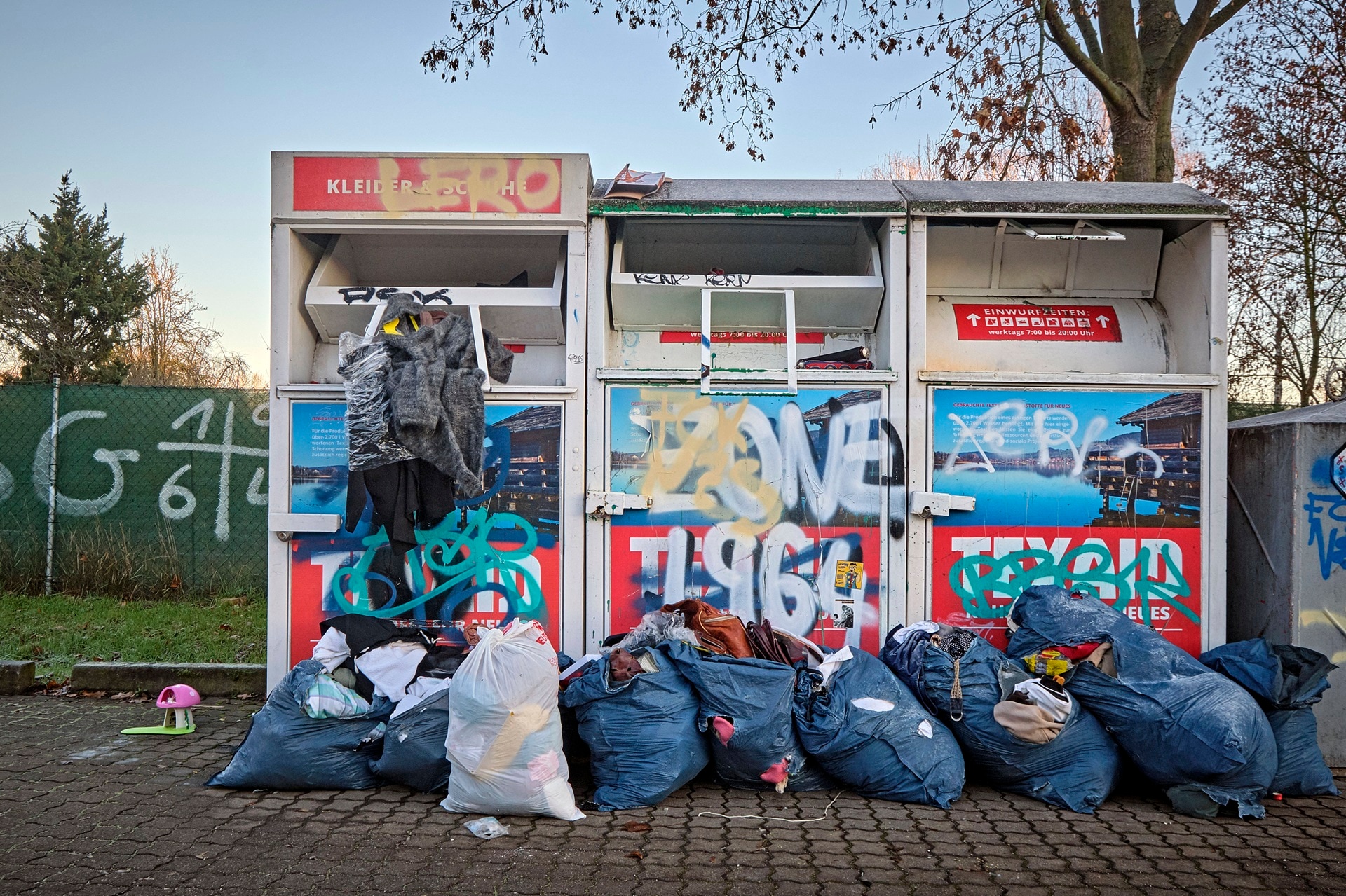 Altkleidercontainer verschwinden: Deutsches Textilunternehmen meldet Insolvenz an