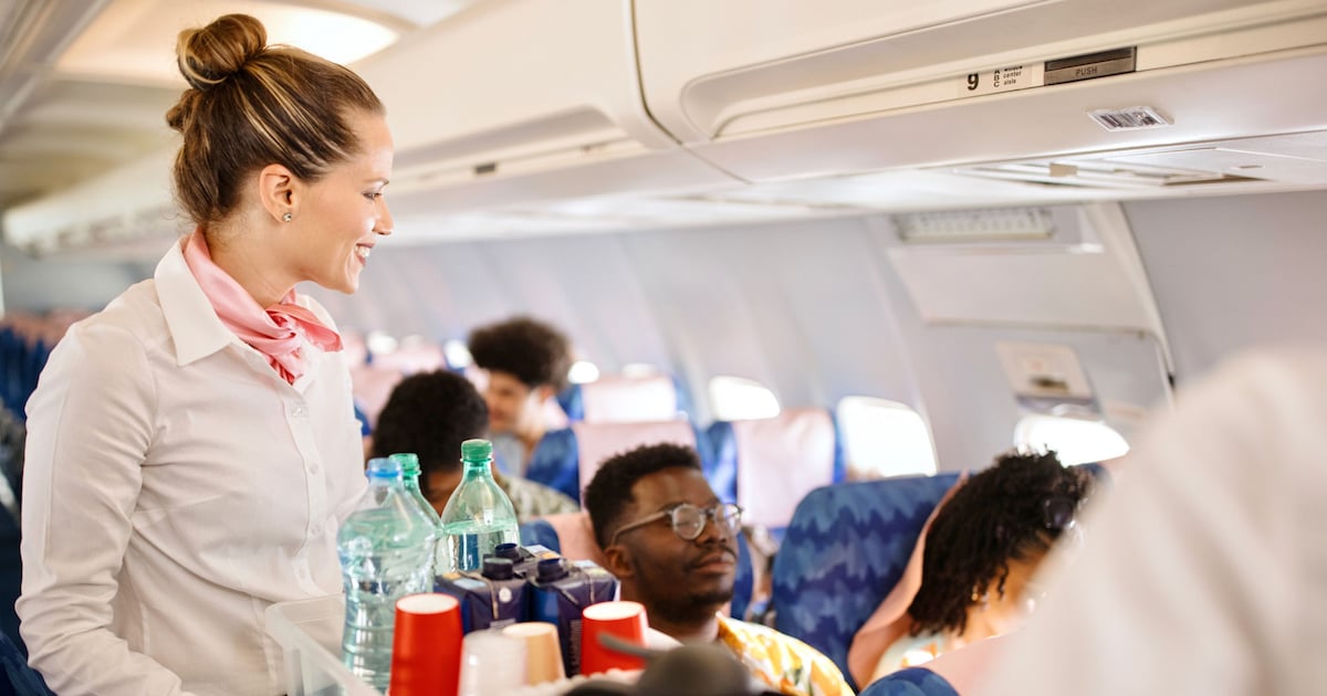 „Ein Paradies für Bakterien“: Diese 5 Dinge sollten Sie im Flugzeug nicht bestellen