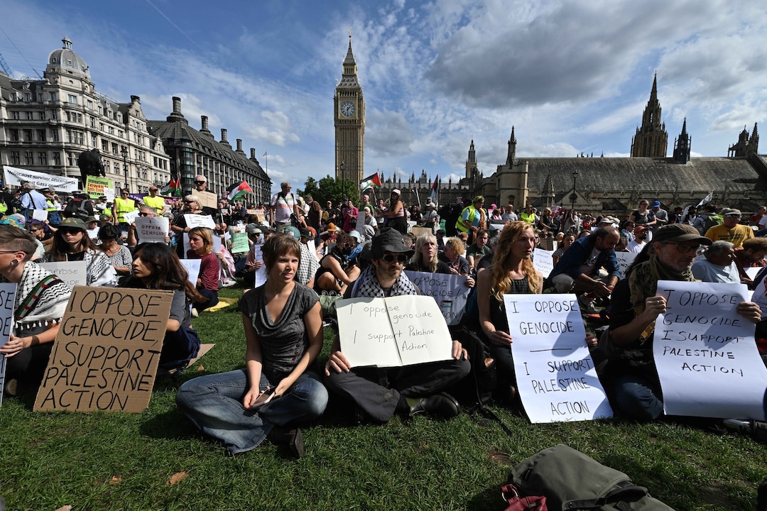 6. September 2025, London: Demonstranten halten während einer „Defend Our Juries”-Demonstration auf dem Parliament Square Plakate hoch, um die kürzlich verbotene Gruppe „Palestine Action” zu unterstützen. Palestine Action ist ein britisches pro-palästinensisches Netzwerk für direkte Aktionen und wurde kürzlich von der britischen Regierung als terroristische Vereinigung verboten.