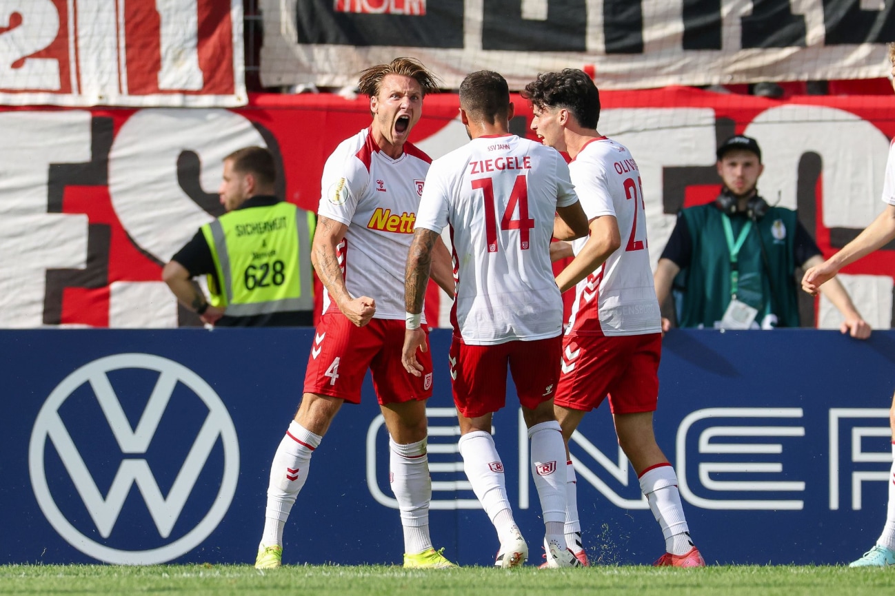 Los jugadores de Ratisbona celebran su primer gol contra el Colonia.