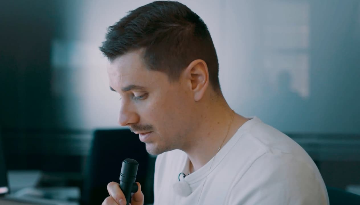Le journaliste Kevin de Bayerischer Rundfunk traite de la profession de contrôleur aérien