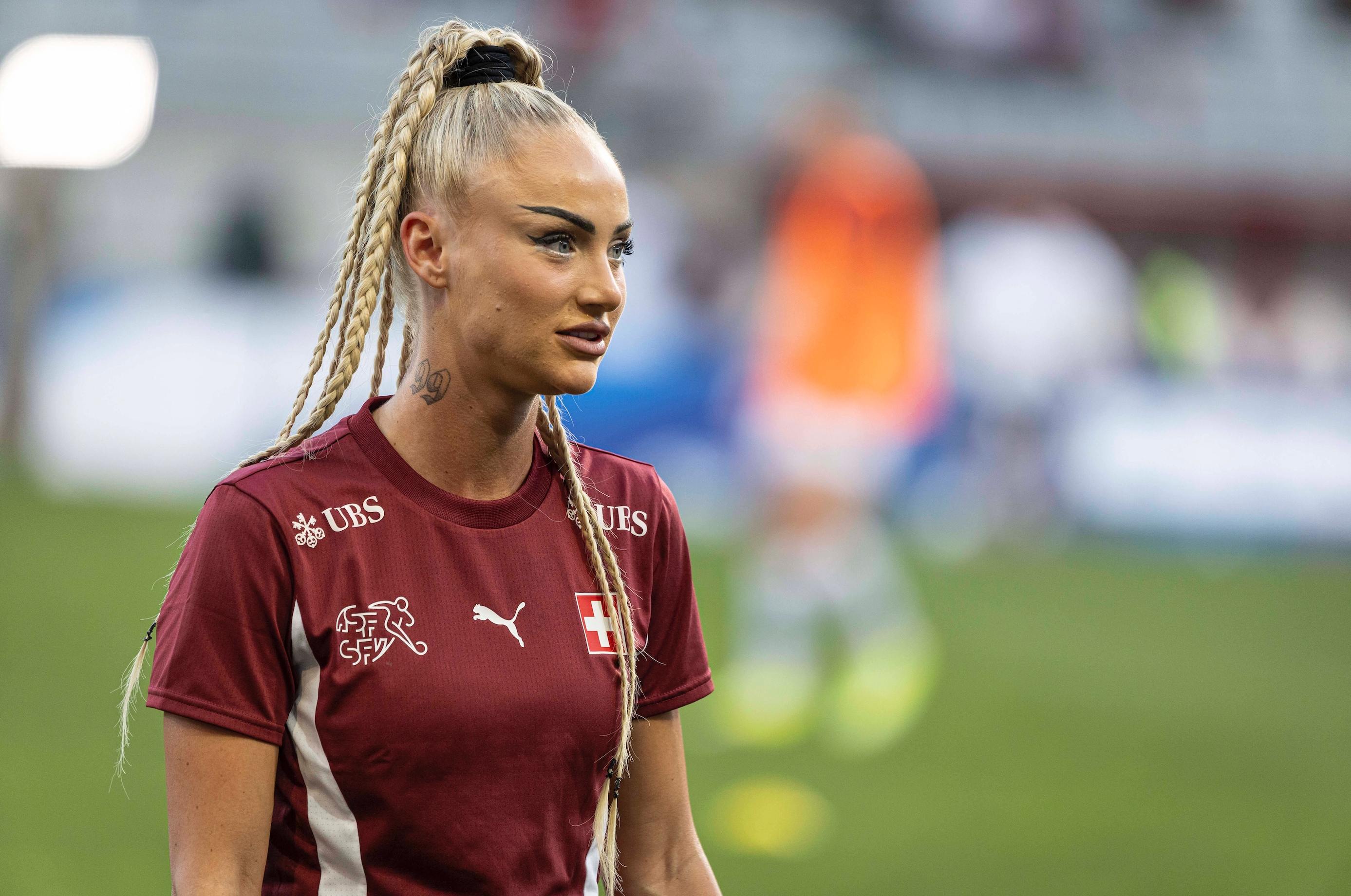Será que Alisha Lehmann poderá participar do Campeonato Europeu? Esta questão tem sido alvo de intenso debate na Suíça.