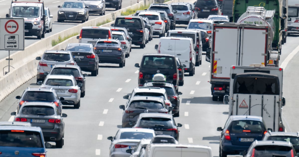 Unfall auf A99: Eine Person schwer verletzt - Autobahn komplett gesperrt