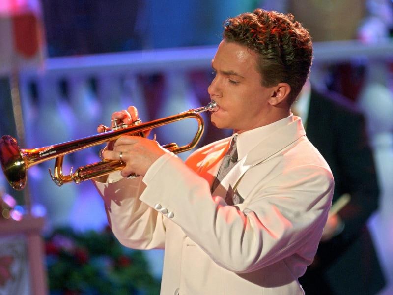 Der Trompeter und Volksmusikstar Stefan Mross spielt sein Instrument.