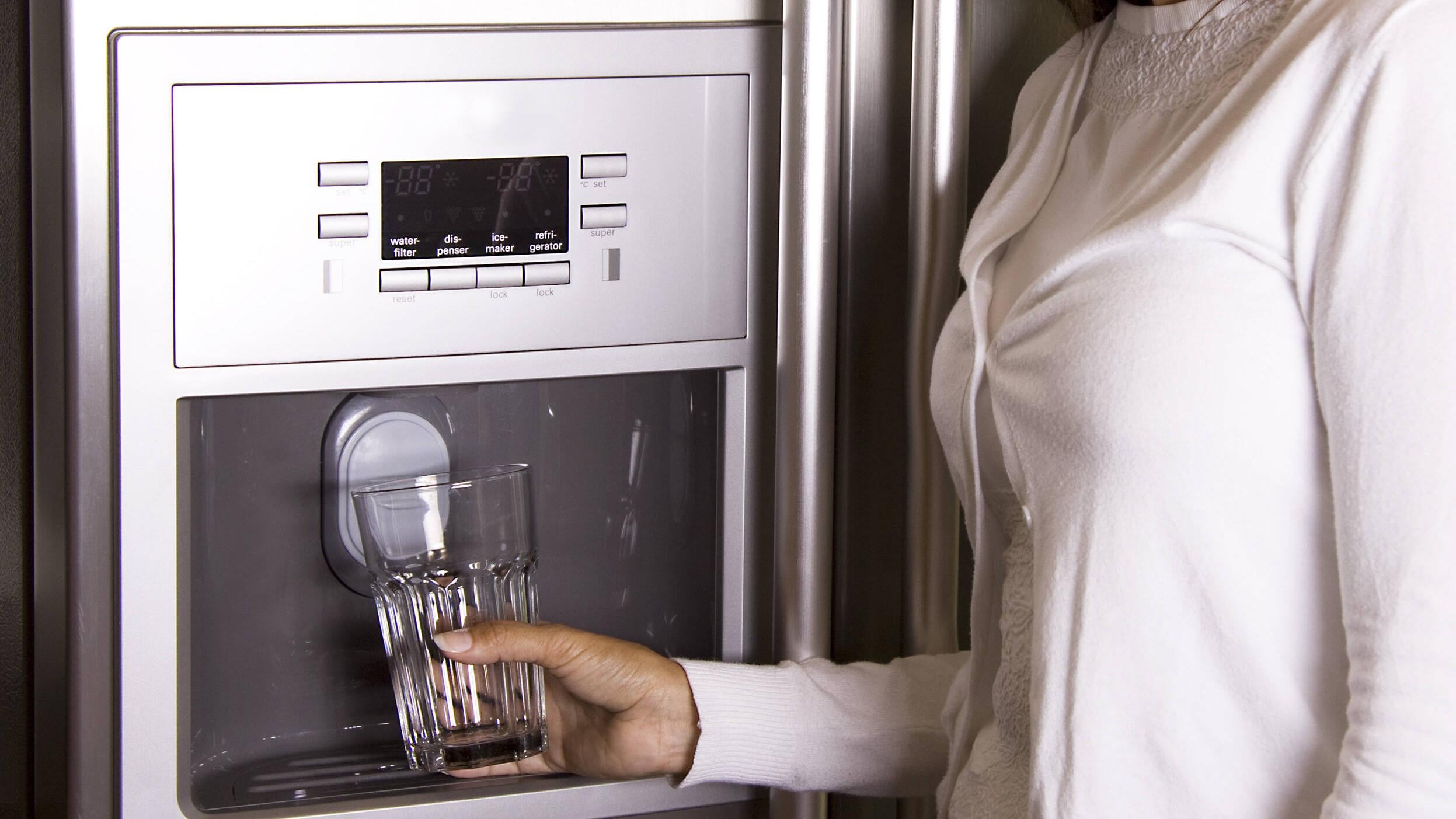 Durch das regelmäßige Reinigen von Eiswürfelmaschinen bleiben Ihre Eiswürfel hygienisch sauber und das Verkalken der Maschine wird vorgebeugt. … <a href="https://praxistipps.focus.de/eiswuerfelmaschine-reinigen-und-entkalken-so-gehts_132069"> ... mehr</a>
