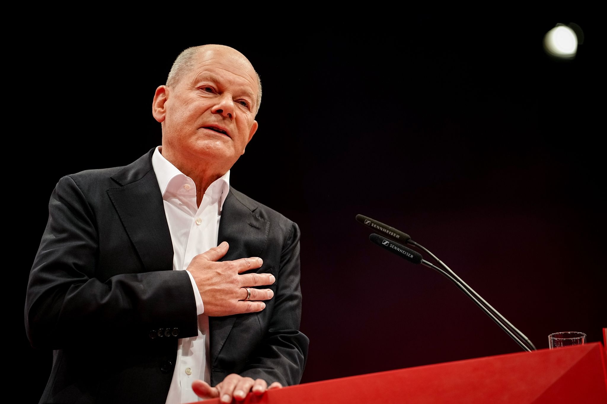 Eski Şansölye Scholz SPD parti konferansında