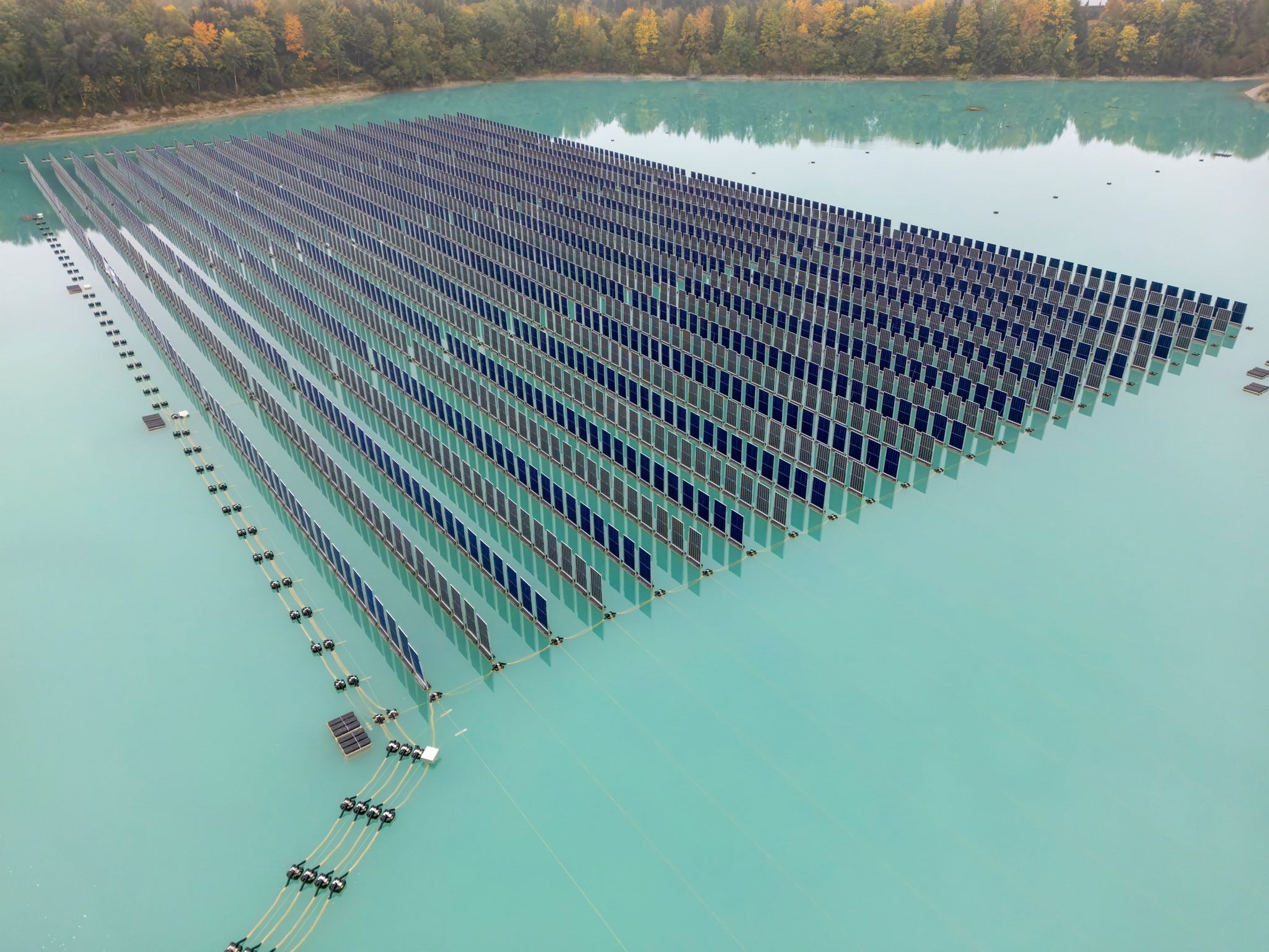 Ungewöhnliche Solaranlage in Bayern eröffnet: 2600 PV-Module schwimmen im Stehen