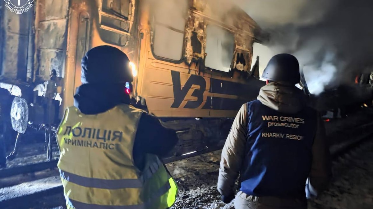 Bei den russischen Drohnenangriffen auf einen ukrainischen Passagierzug kamen mindestens drei Menschen ums Leben.