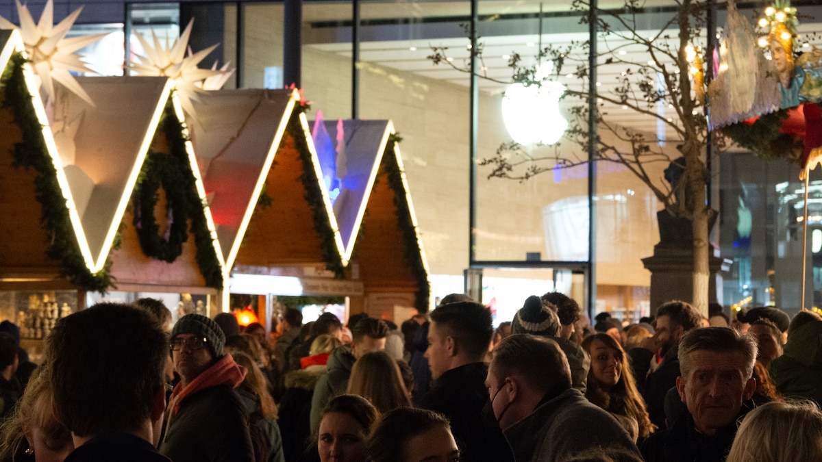 Besucher tummeln sich an einem Weihnachtsmarkt in Düsseldorf