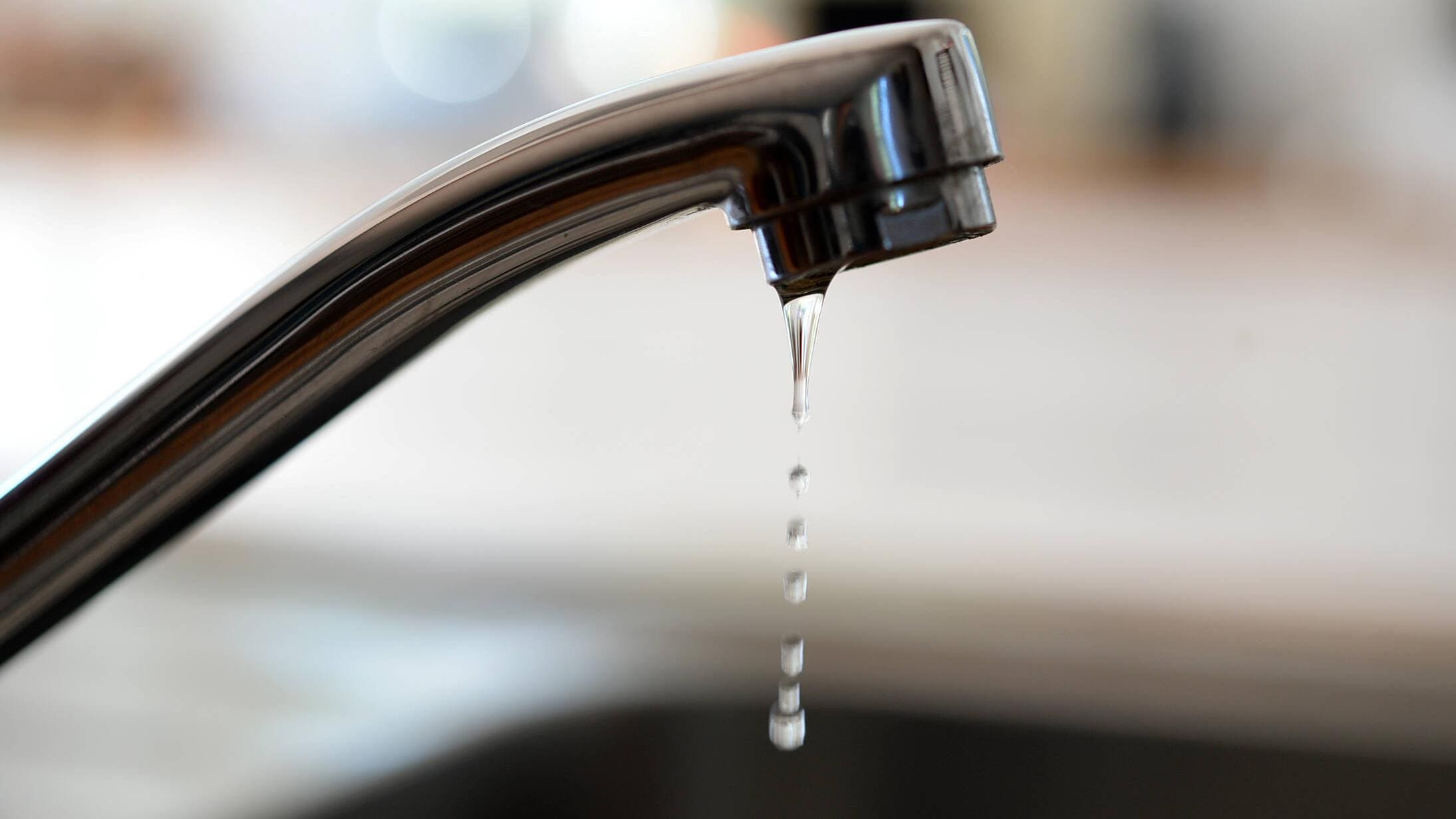 Wenn der Wasserhahn manchmal nach dem Abdrehen noch etwas nachläuft, kann das je nach System normal oder aber ein Hinweis auf eine Fehlfunktion sein. Wichtig ist hierbei die Unterscheidung zwischen einer Hoch- und Niederdruckarmatur. … <a href="https://praxistipps.focus.de/wasserhahn-laeuft-nach-das-sind-die-ursachen_148716"> ... mehr</a>