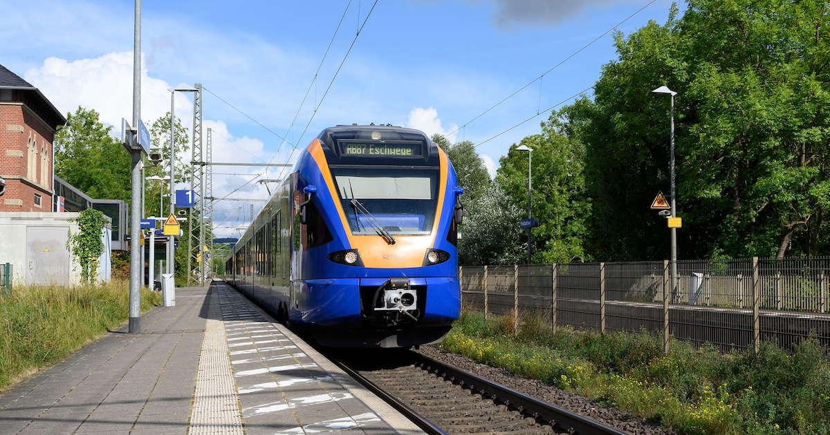 Iraker stößt 16-Jährige vor Zug - Bürgermeister nach Interview-Aussagen ...