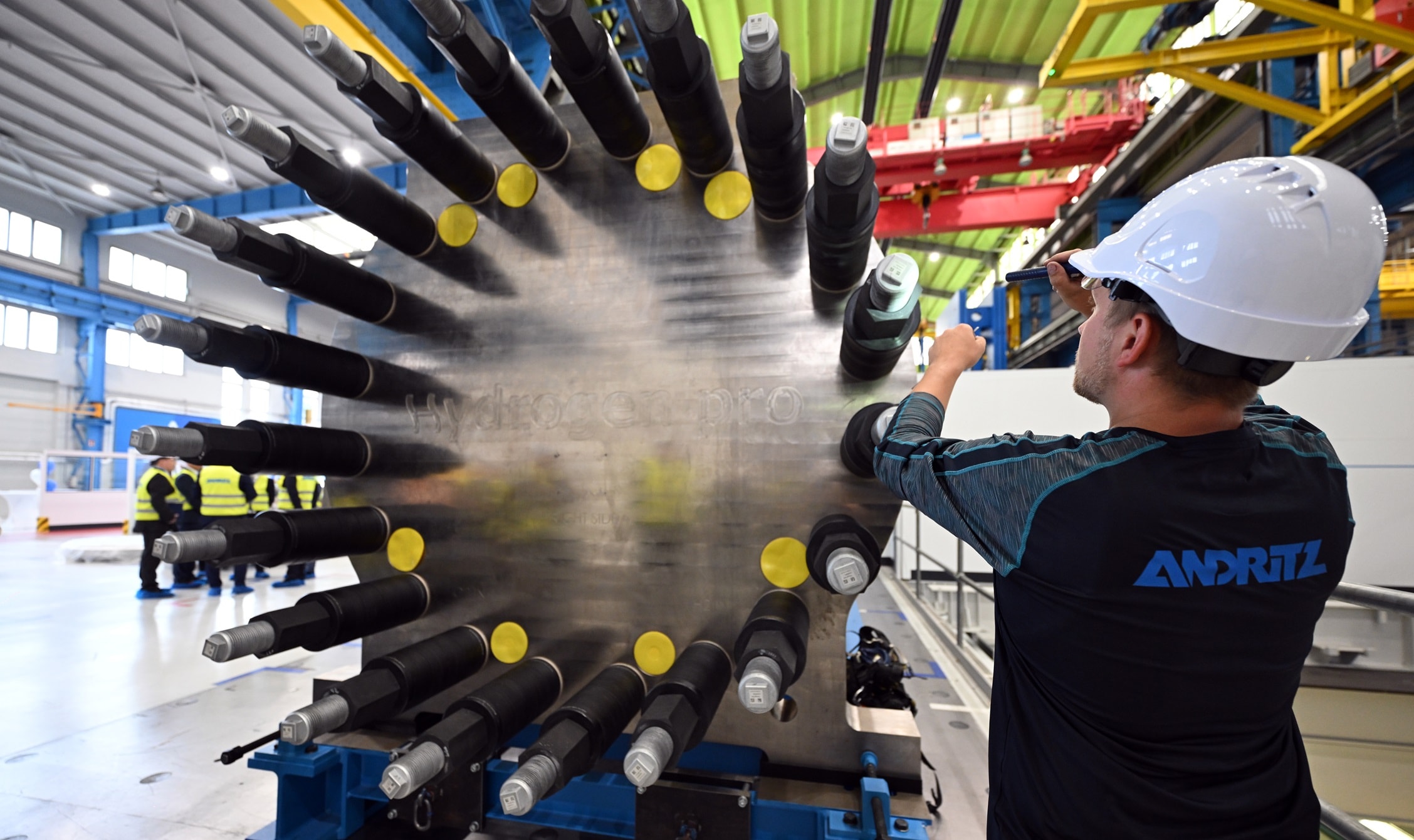 Ein Industriemechaniker von Andritz Schuler kontrolliert einen sogenannten Stack am Tag der Einweihung des Elektrolyse-Kompetenzzentrums in Erfurt