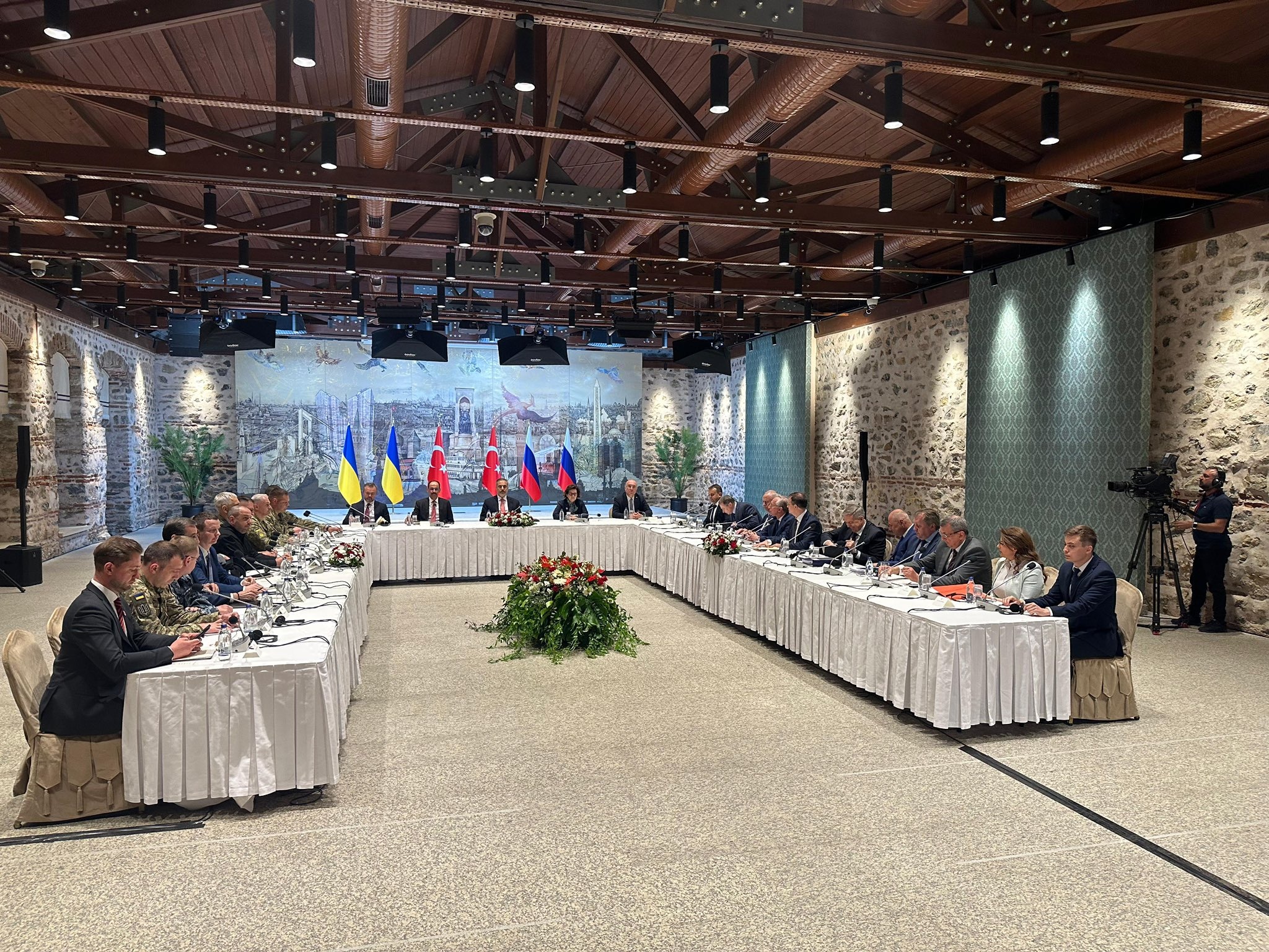 Das Foto zeigt die verhandelnden Delegationen der Ukraine, Russlands und von Vermittler Türkei.