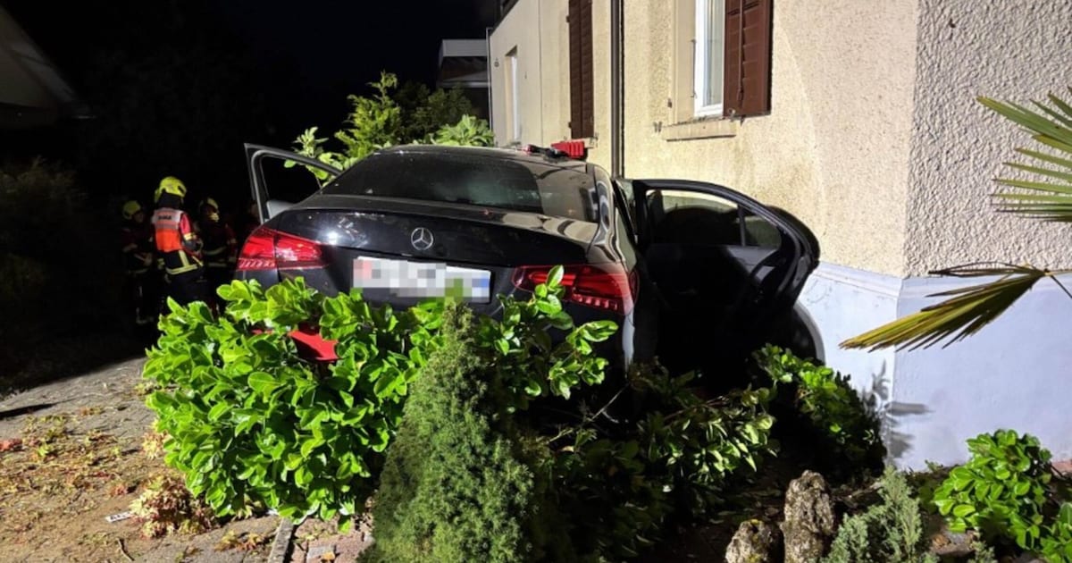 Teenagers crash Mercedes into house wall – two occupants dead