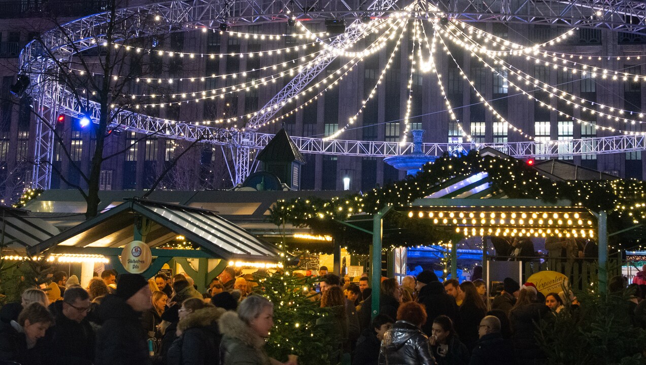Mercado de Natal lotado com barracas de vinho quente em Düsseldorf