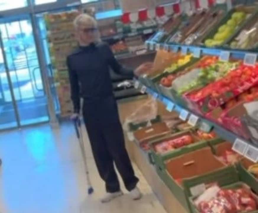Sam Dylan muss sich nach einem Sturz auf der Bühne mit Krücken zum Einkaufen quälen.