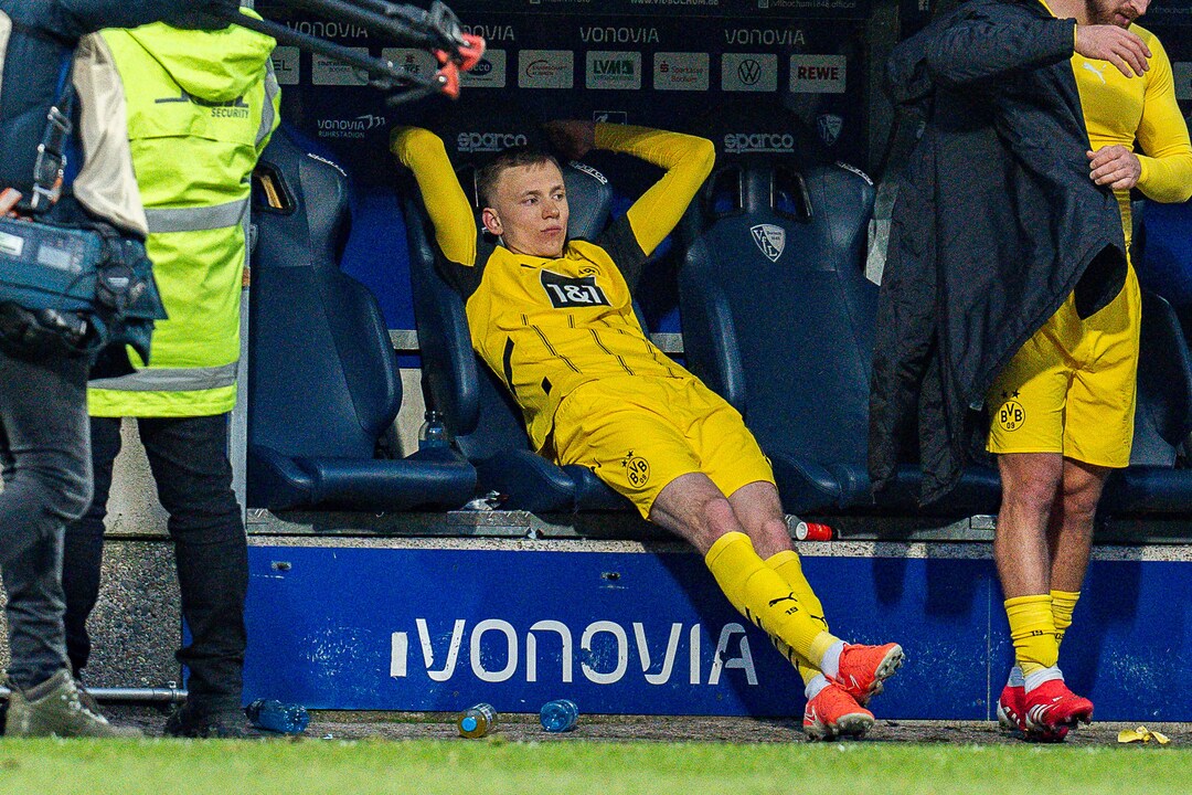 Maximilian Beier sitzt nach dem 0:2 in Bochum frustriert auf der Ersatzbank