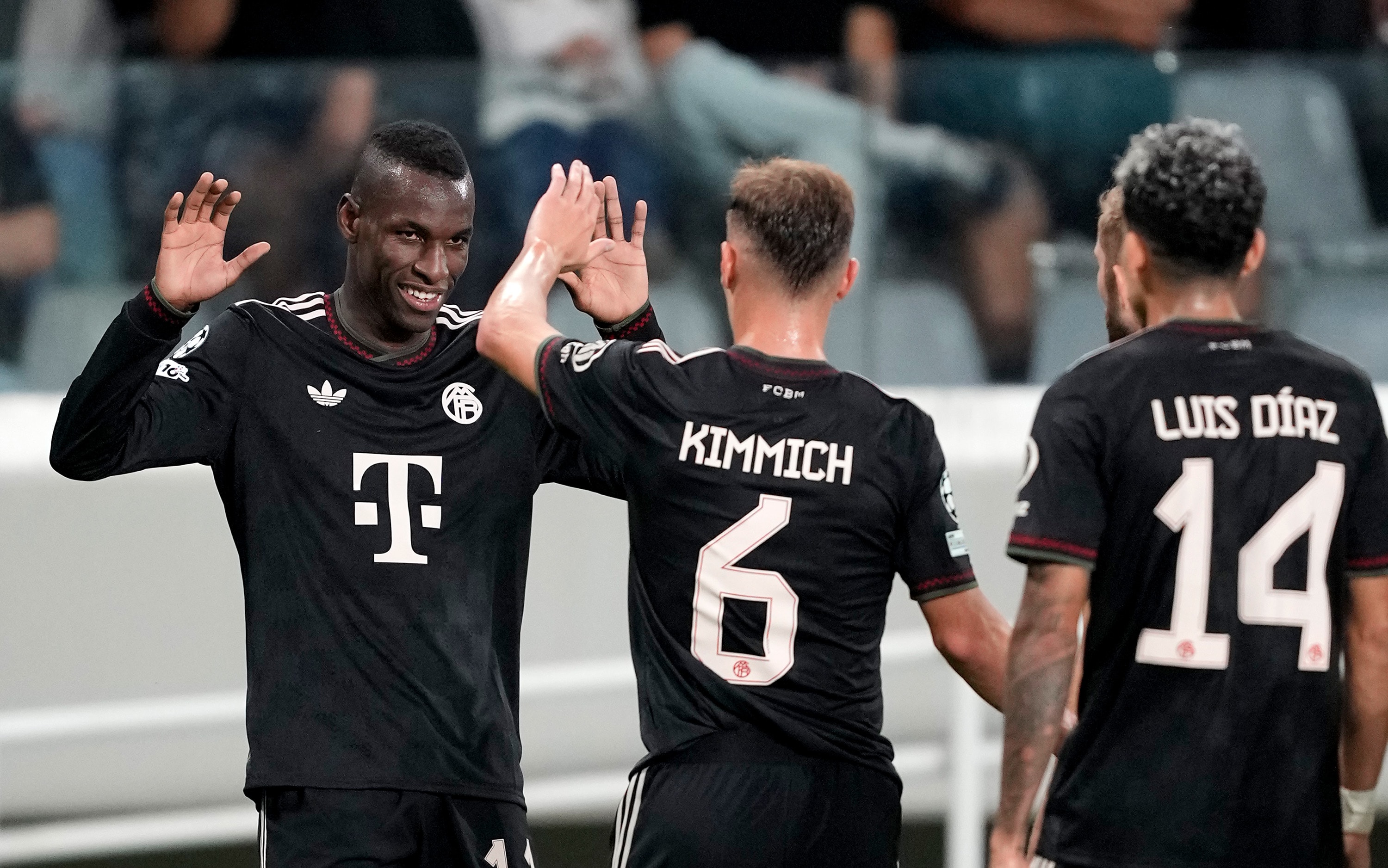 Nicolas Jackson (l.) jubelt nach einem Tor für den FC Bayern in der Champions League.