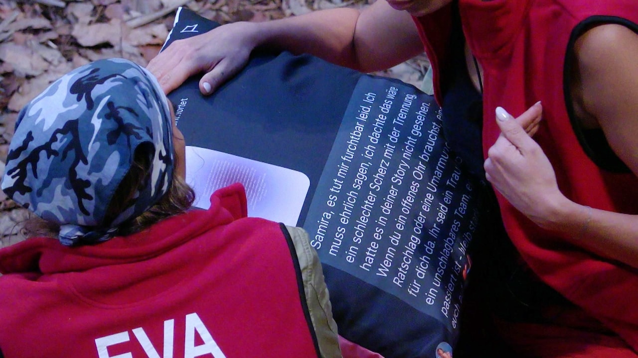 Samira hat sich Evas Nachricht auf ein Kissen gedruckt.