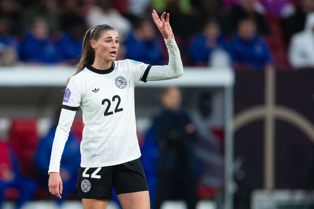 Almanya'dan Jule Brand maç sırasında jest yapıyor.