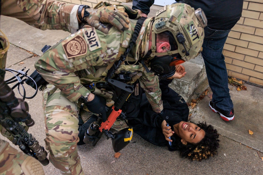 Ein Beamter der US-Zoll- und Grenzschutzbehörde nimmt einen Demonstranten in Chicago fest.