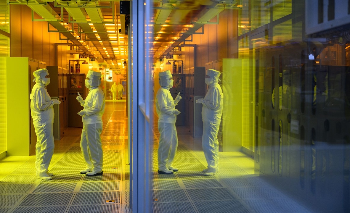 Na sala limpa de Infineon, um fabricante de chips.