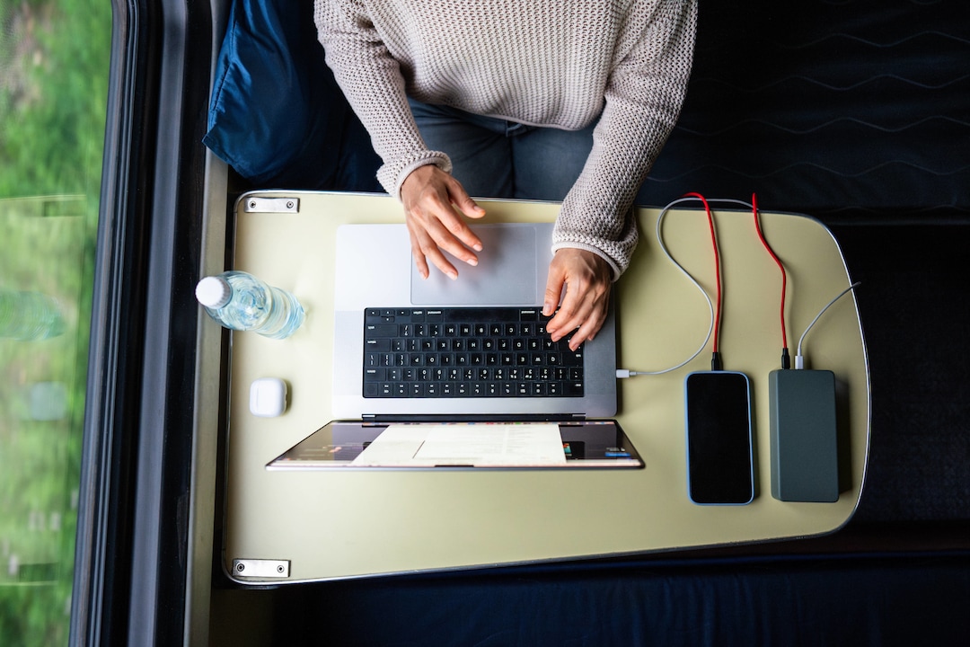 Tren yolculuğunda dizüstü bilgisayar kullanan kadın