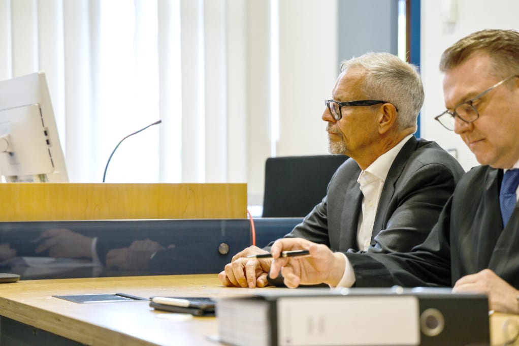 Kläger Carl Clemens Veltins sitzt zum Beginn des Prozesses um das Veltins-Familienerbe im Landgericht, rechts sein Anwalt Grant Thornton.