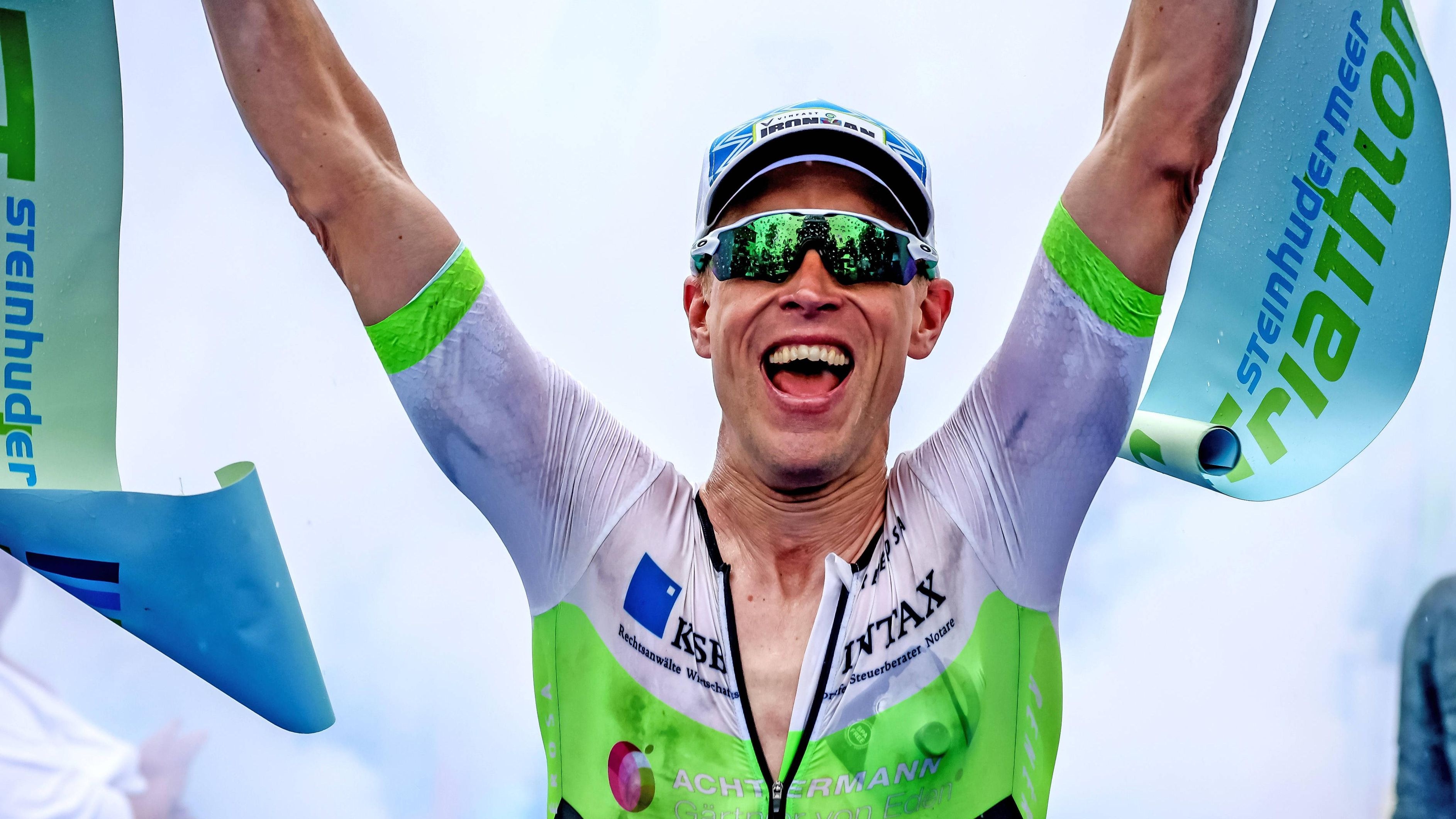 Ein Langdistanz-Triathlon ist eine der anspruchsvollsten sportlichen Herausforderungen. Erfahren Sie alles über die Streckenlängen, die unterschiedlichen Disziplinen und wertvolle Trainingstipps, um Ihr Ziel erfolgreich zu erreichen. … <a href="https://praxistipps.focus.de/langdistanz-triathlon-alle-infos-zu-laenge-disziplinen-und-trainingstipps_188925"> ... mehr</a>