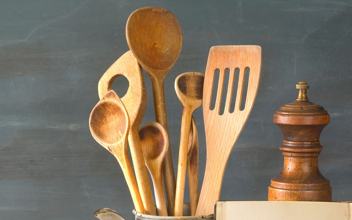Remuer et retourner : cuillère et spatule en bois