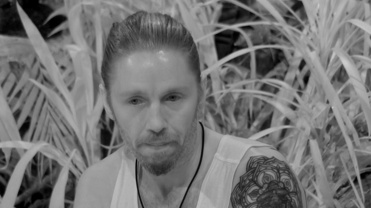 Gil Ofarim taut bei der Nachtwache auf.