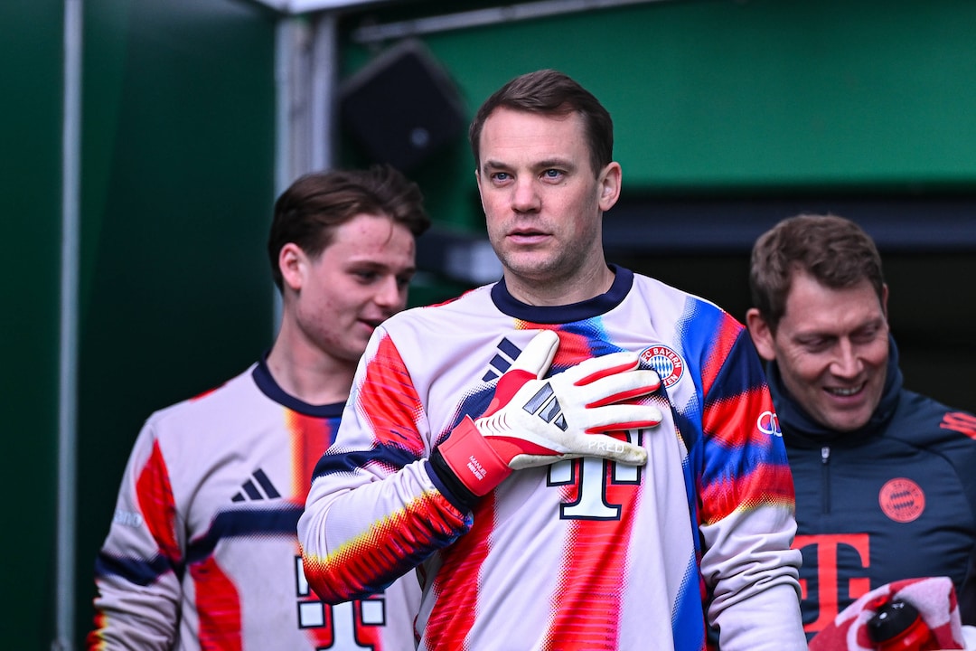 In the shadow of the giant: Manuel Neuer and his designated successor Jonas Urbig (l.)