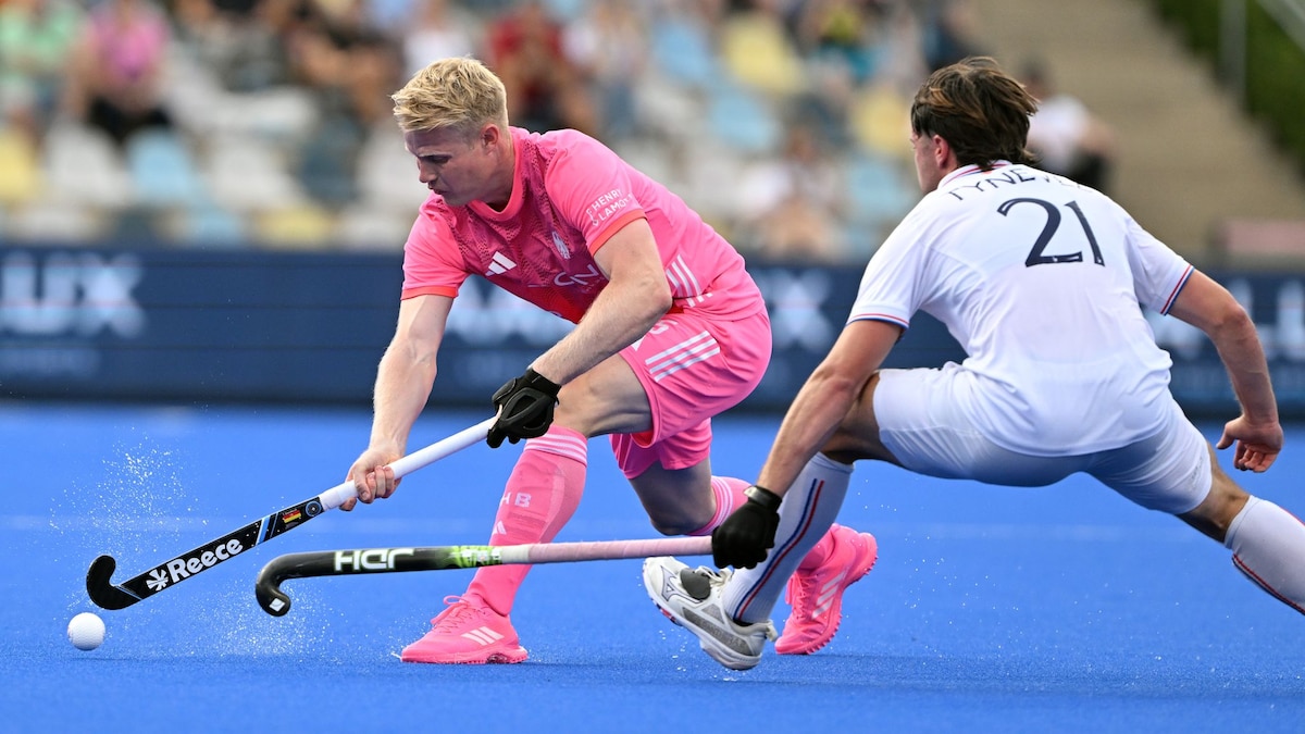 Deutschlands Tom Grambusch (l) und Frankreichs Etienne Tynevez kämpfen um den Ball