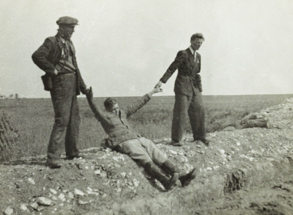 10. Mai 1945: Nymburk (Neuenburg an der Elbe): Nach der Kapitulation erschossen: ein Este, Mitglied der 20. Division der Waffen-SS. Bilder aus Padevět Buch "Blutiger Sommer 1945"