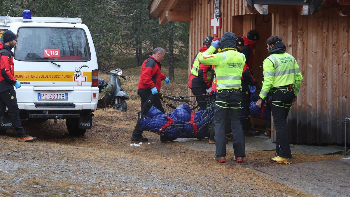Italien, Bozen: Zwei vom Berg geborgene Lawinenopfer, werden nachdem sie von einem Rettungshubschrauber ins Tal gebracht wurden, in eine Hütte getragen