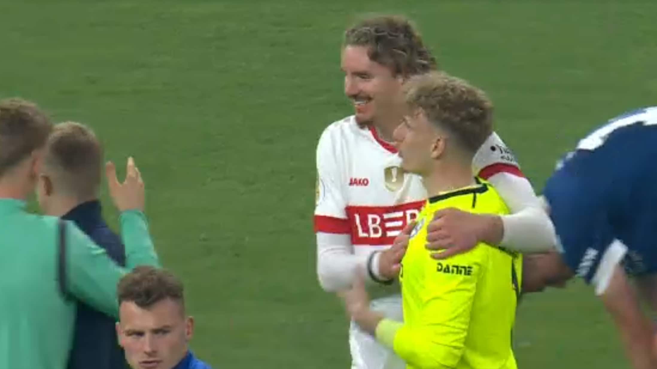 Nick Woltemade gratuliert dem Gegner direkt nach dem Spiel zu einer tollen Saison