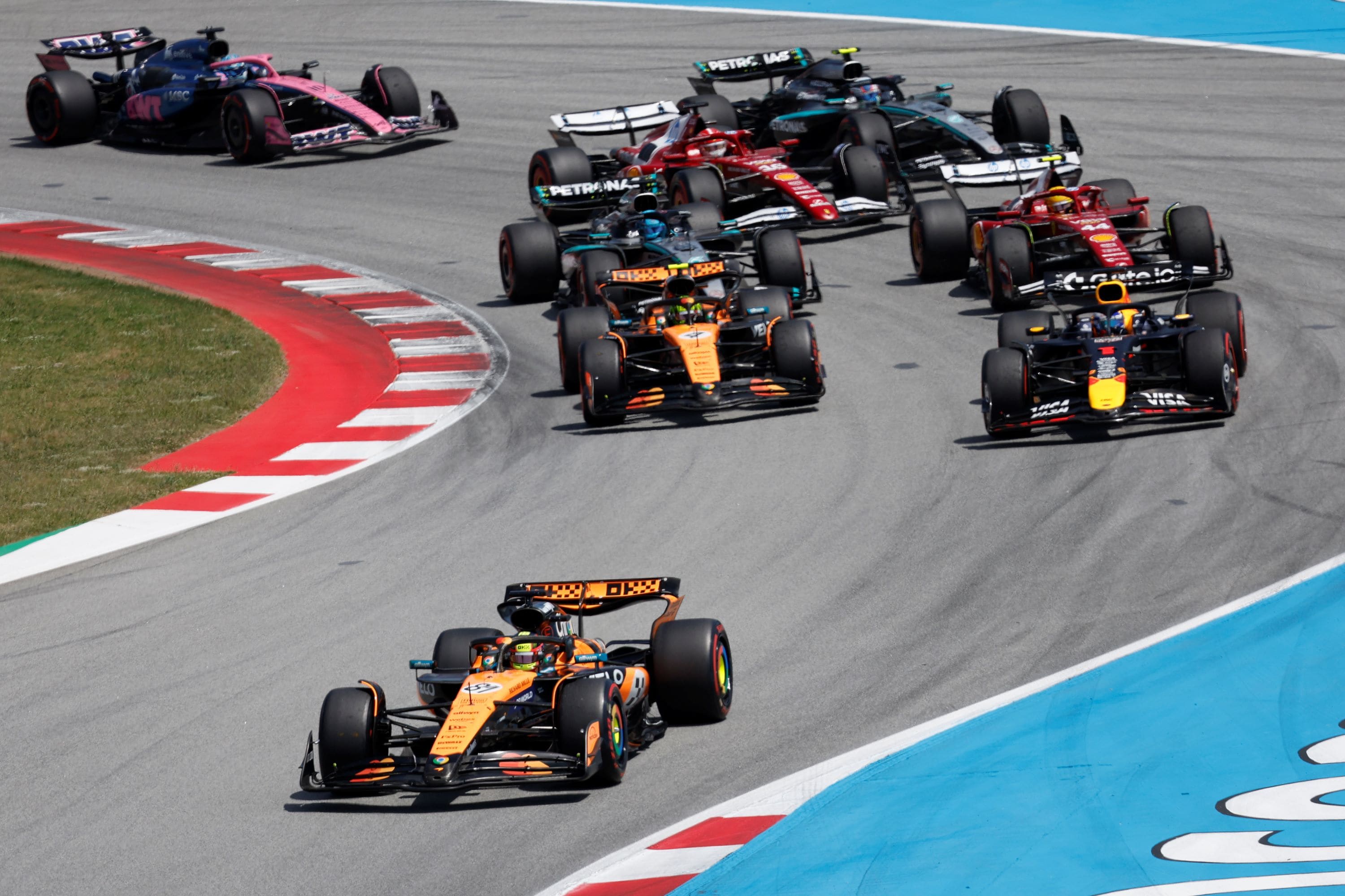 Il pilota della McLaren Oscar Piastri guida la gara a Barcellona