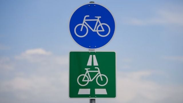 Weißes Fahrrad auf grünem Grund: Das bedeutet das Verkehrsschild