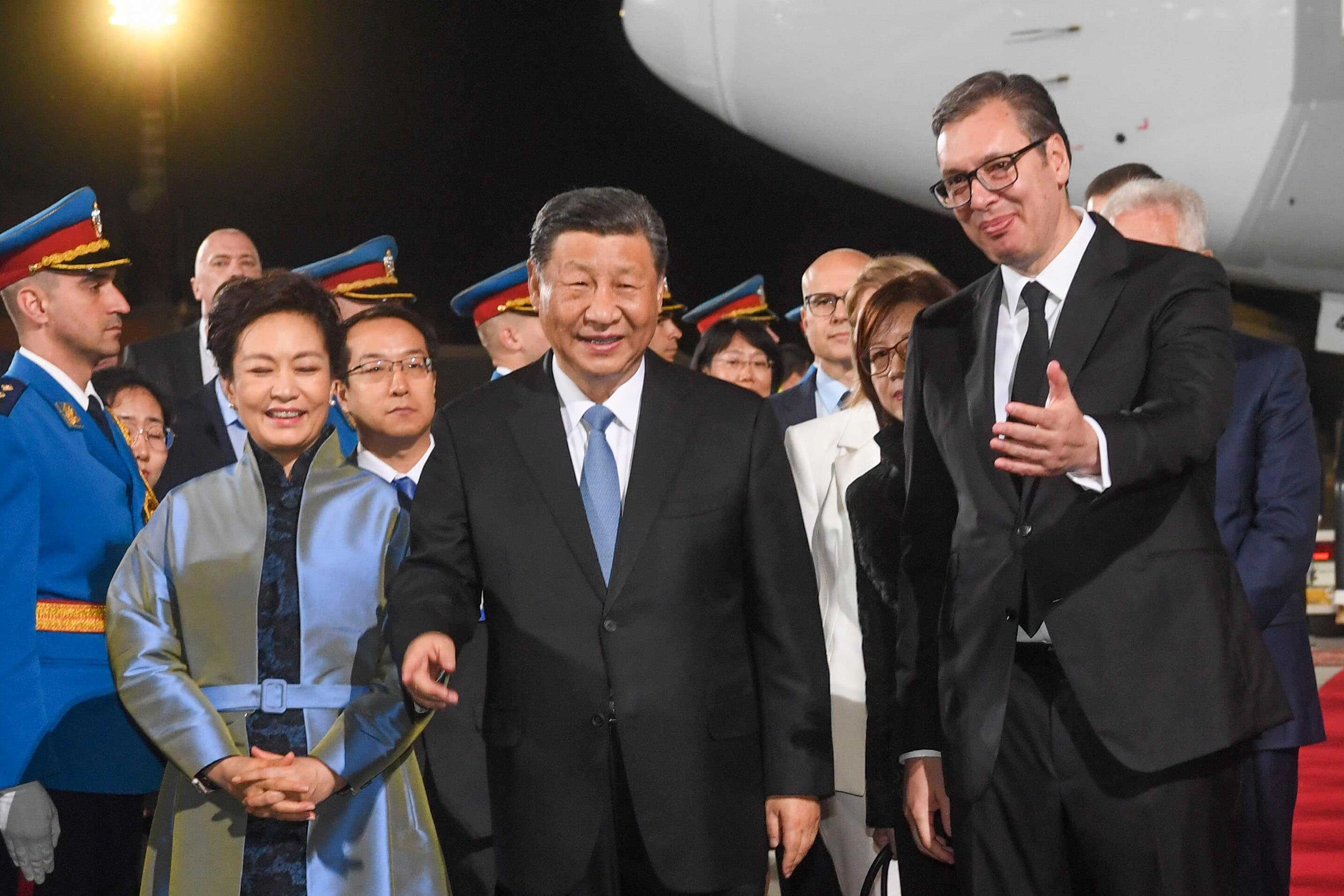 Prezydent Serbii Aleksandar Vučić wita prezydenta Chin Xi Jinpinga i jego żonę Peng Liyuan podczas ceremonii powitalnej po przylocie na lotnisko im. Nikoli Tesli w Belgradzie.